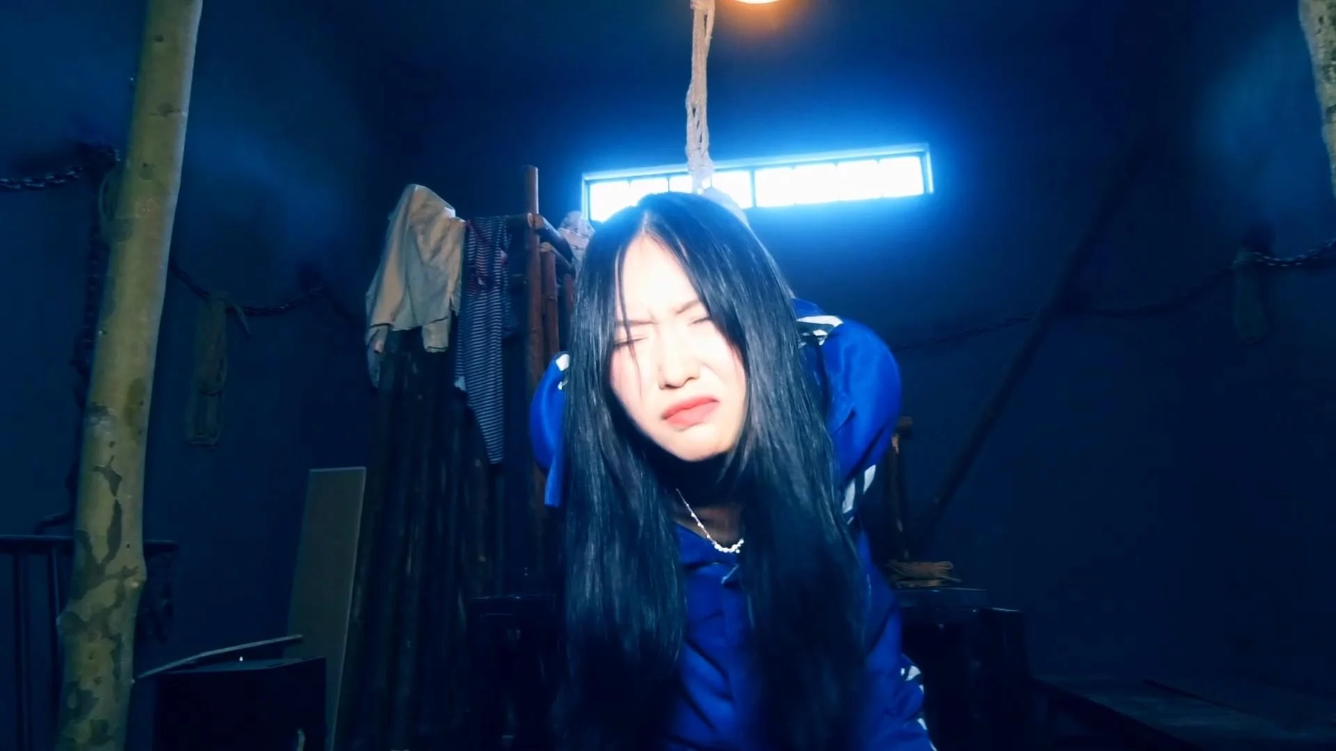 定拍转公映《致命的诱惑》上集 井花被金钱诱惑出卖机密被捕后拒不交代罪行上老虎凳大字反缚拷问