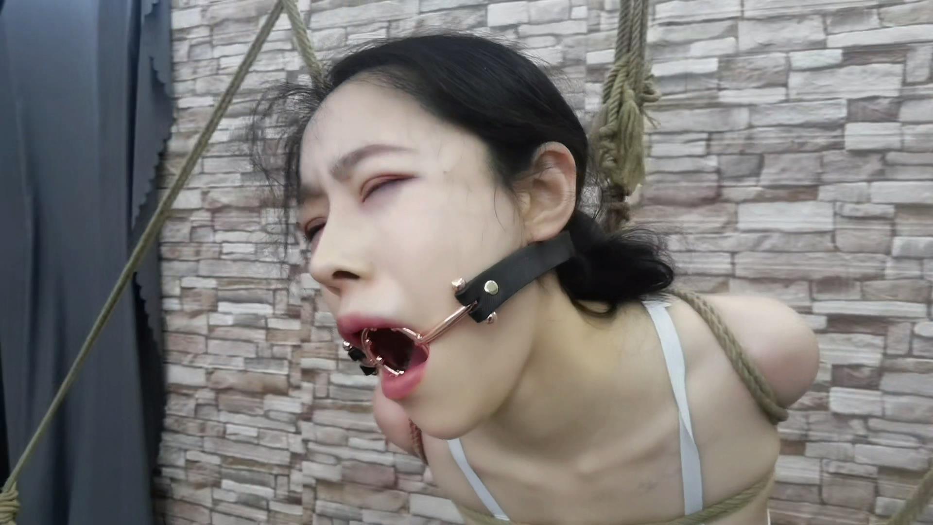 把艺仙儿悬空后手观音吊起来,无情折磨,看你能坚持多久... 把艺仙儿悬空后手观音吊起来,无情折磨,看你能坚持多久...