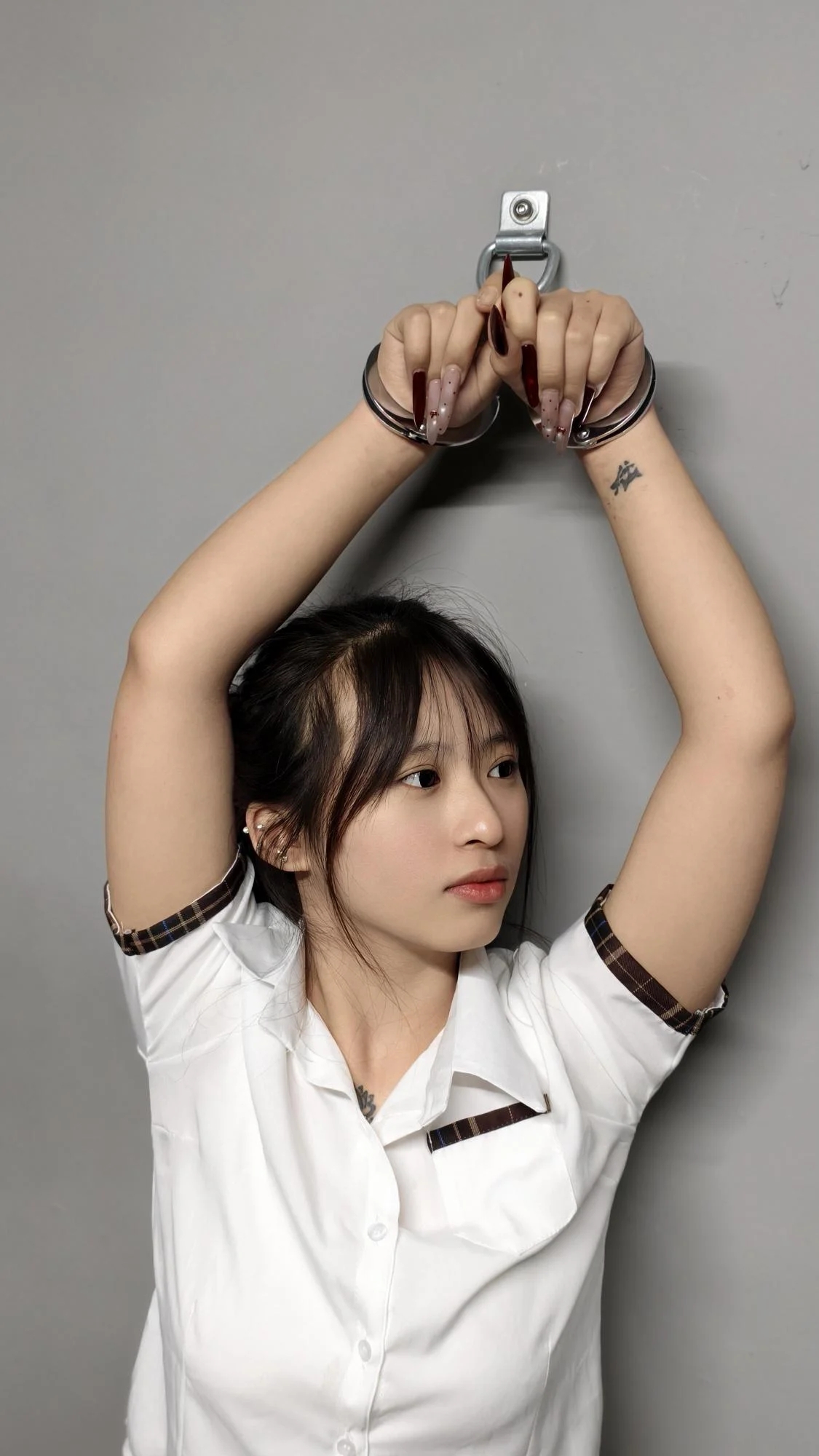 忘忧社工作室】爱的深渊 恋爱闹女孩为了自己的爱情，不惜与家里闹翻拿钱给男友，谁知被男友背叛，她去找上门理论还差点被侵犯，情急之下失手人逃离，被捕后追悔莫及，但是法不容情，她也将为自己犯下的错买单。