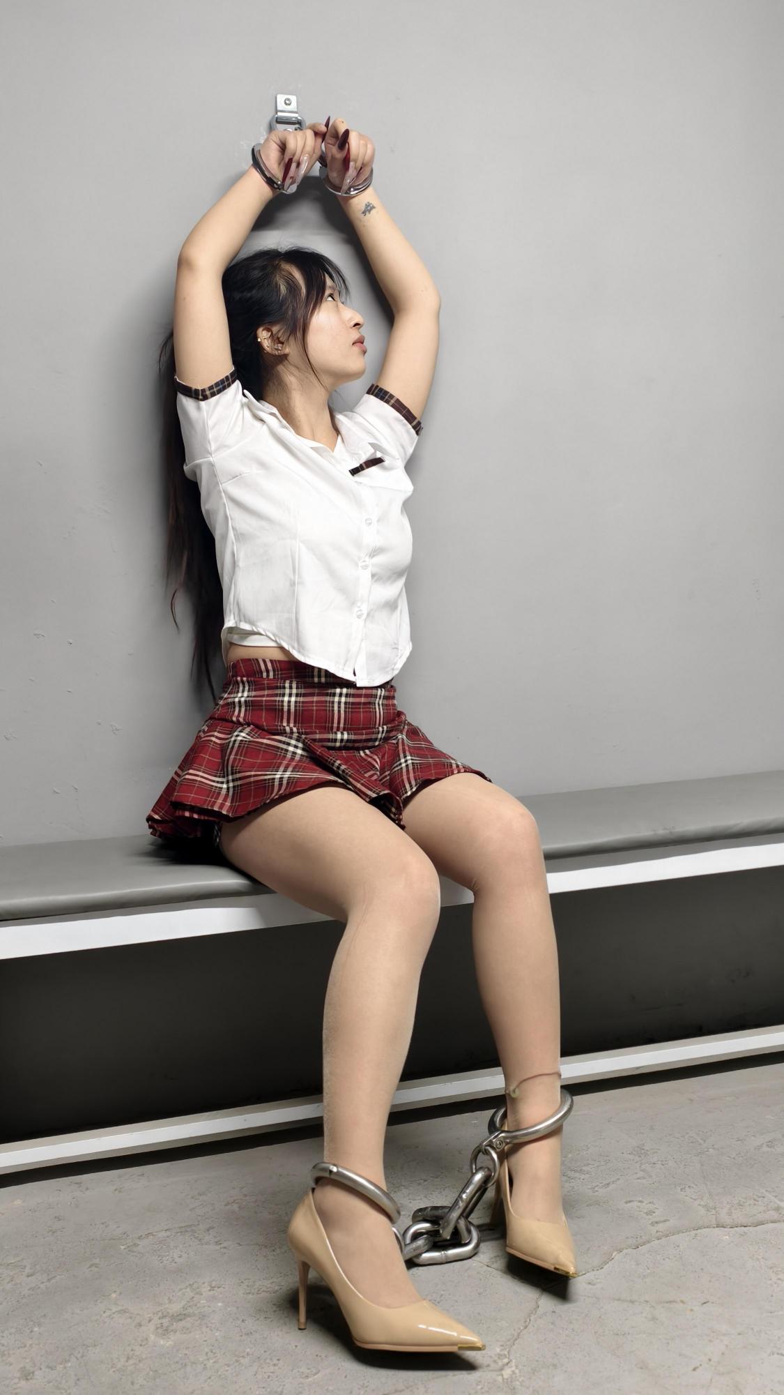 忘忧社工作室】爱的深渊 恋爱闹女孩为了自己的爱情，不惜与家里闹翻拿钱给男友，谁知被男友背叛，她去找上门理论还差点被侵犯，情急之下失手人逃离，被捕后追悔莫及，但是法不容情，她也将为自己犯下的错买单。