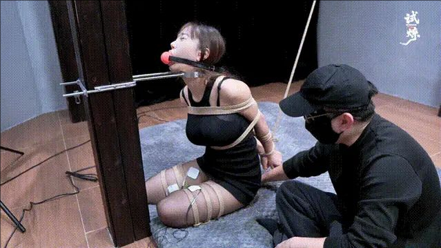 【试炼工作室】-驴驴黑丝短裙折腿缚+直臂+卡脖器固定+超大口球+郊狼电击