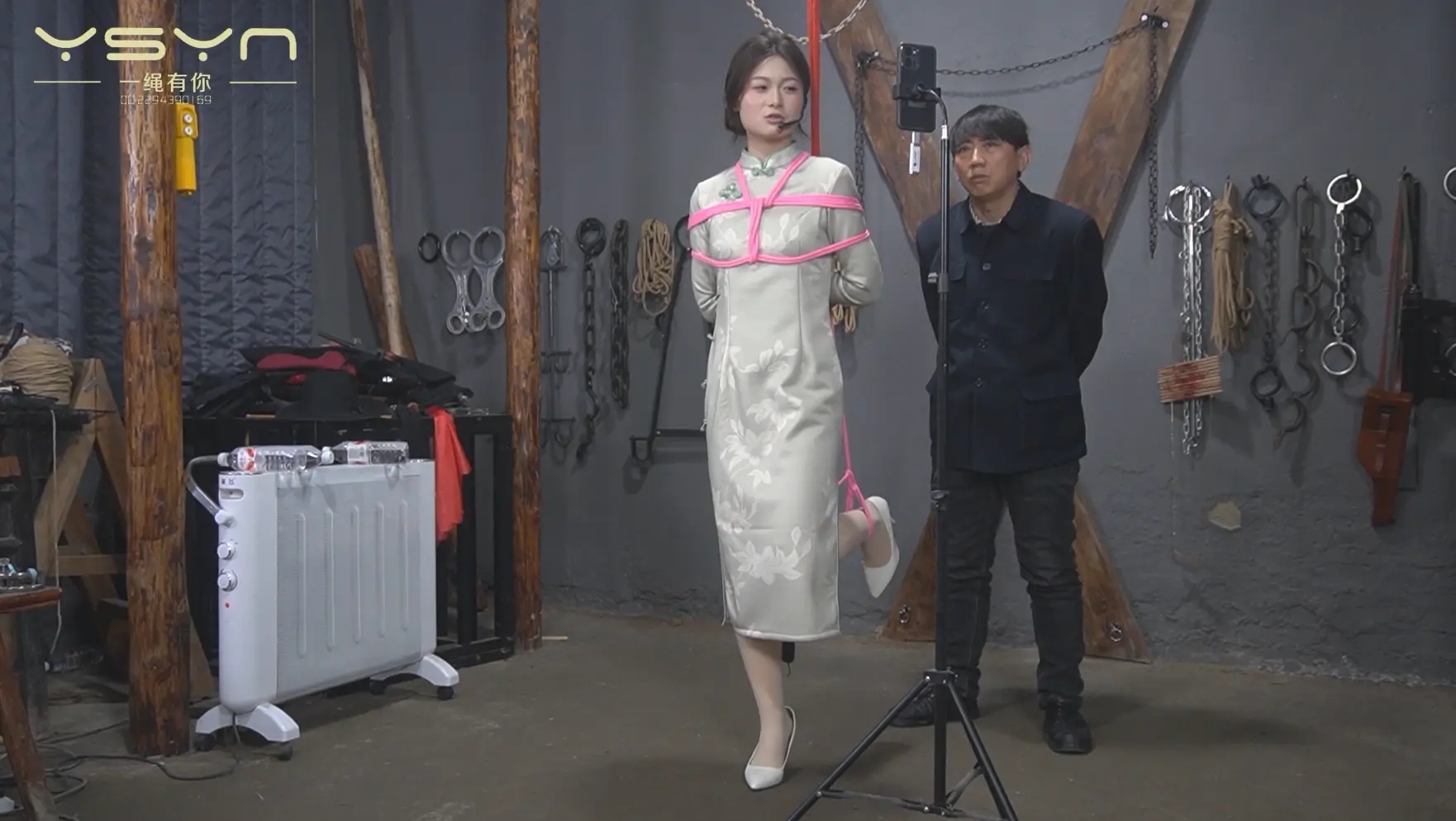 【囚缚歌魂】抢来的女孩被五花大绑朦着眼布押进刑房逼其展示才艺跳舞绑在老虎凳上唱日式单腿吊起歌唱
