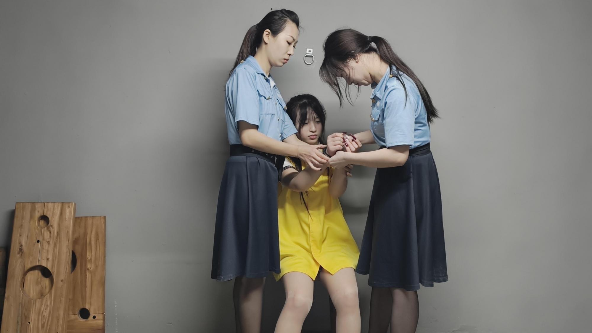 忘忧社工作室】爱的深渊 恋爱闹女孩为了自己的爱情，不惜与家里闹翻拿钱给男友，谁知被男友背叛，她去找上门理论还差点被侵犯，情急之下失手人逃离，被捕后追悔莫及，但是法不容情，她也将为自己犯下的错买单。