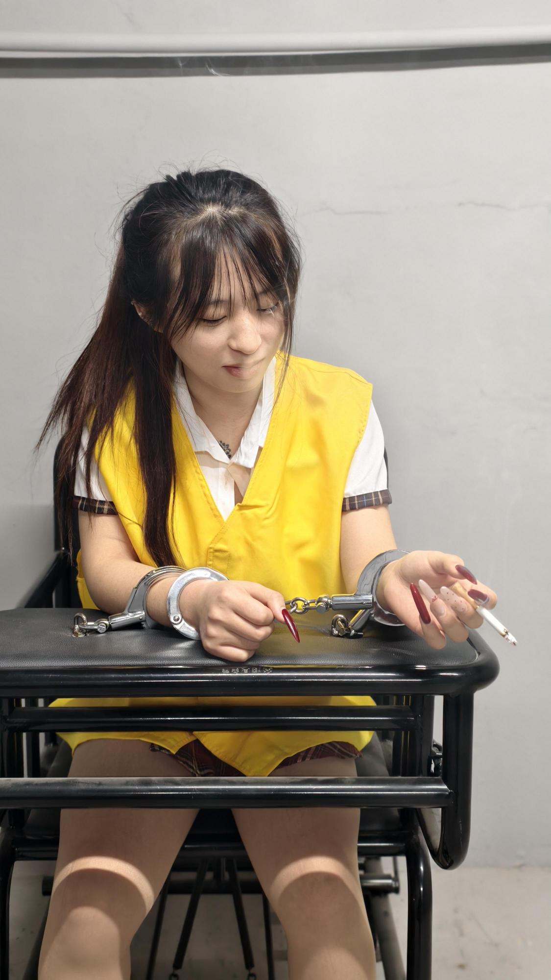 忘忧社工作室】爱的深渊 恋爱闹女孩为了自己的爱情，不惜与家里闹翻拿钱给男友，谁知被男友背叛，她去找上门理论还差点被侵犯，情急之下失手人逃离，被捕后追悔莫及，但是法不容情，她也将为自己犯下的错买单。