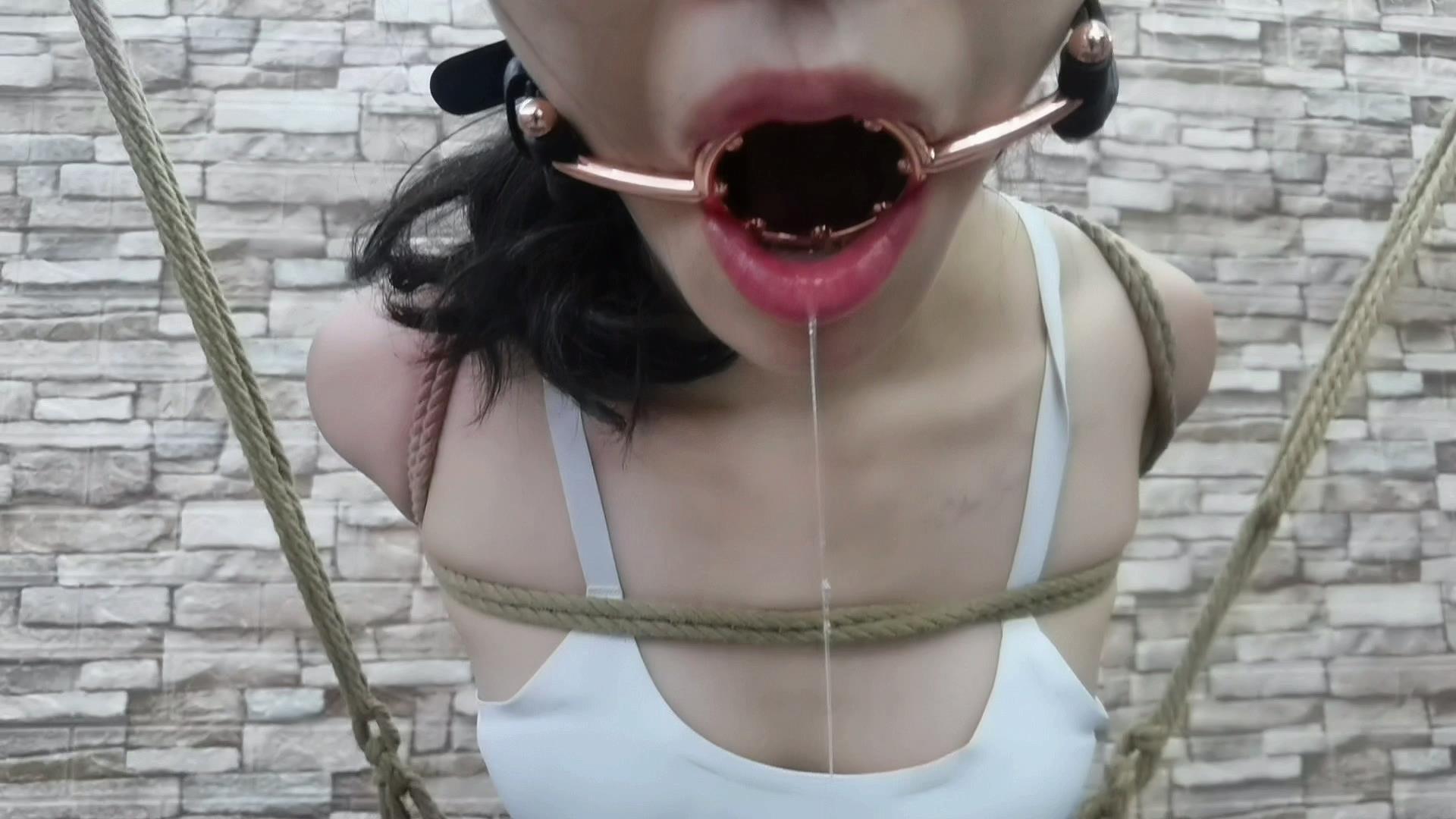 把艺仙儿悬空后手观音吊起来,无情折磨,看你能坚持多久... 把艺仙儿悬空后手观音吊起来,无情折磨,看你能坚持多久...
