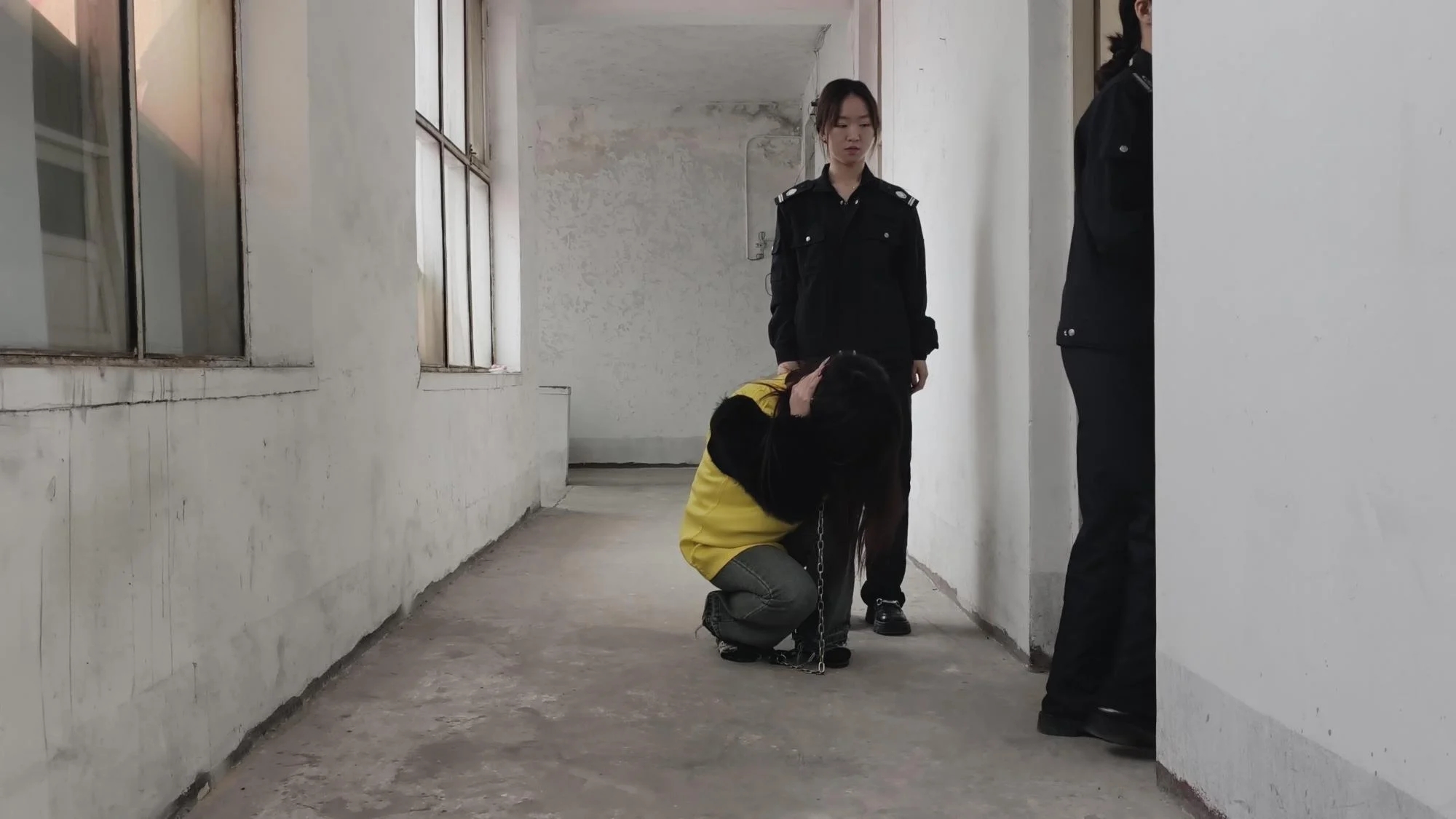 【鑫鑫工作室】法不容情~不良少女周妍因父母早年去世，年纪轻轻的不知道好好上学，经常偷取超市的生活物品被抓，尽管年龄还很小，但是触犯了法律，也必将为息己的行为负责。 