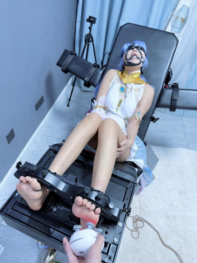【咕cos】冬儿地狱败北记（下）-痒刑床完结篇 脚心痒责、金属口球、鼻钩抬头、羞耻蹲