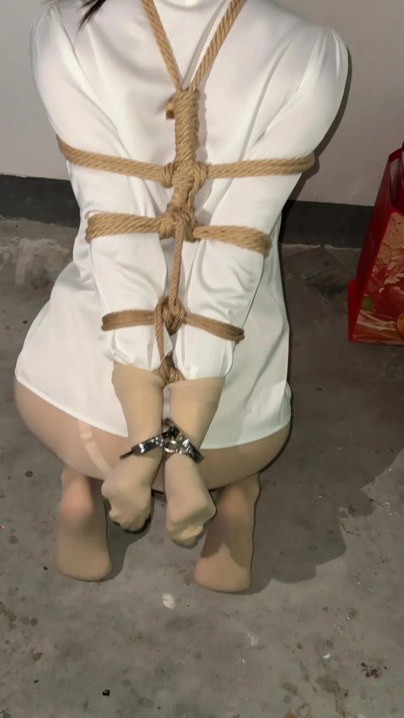 客户定拍《户外楼梯直臂脱缚挑战》