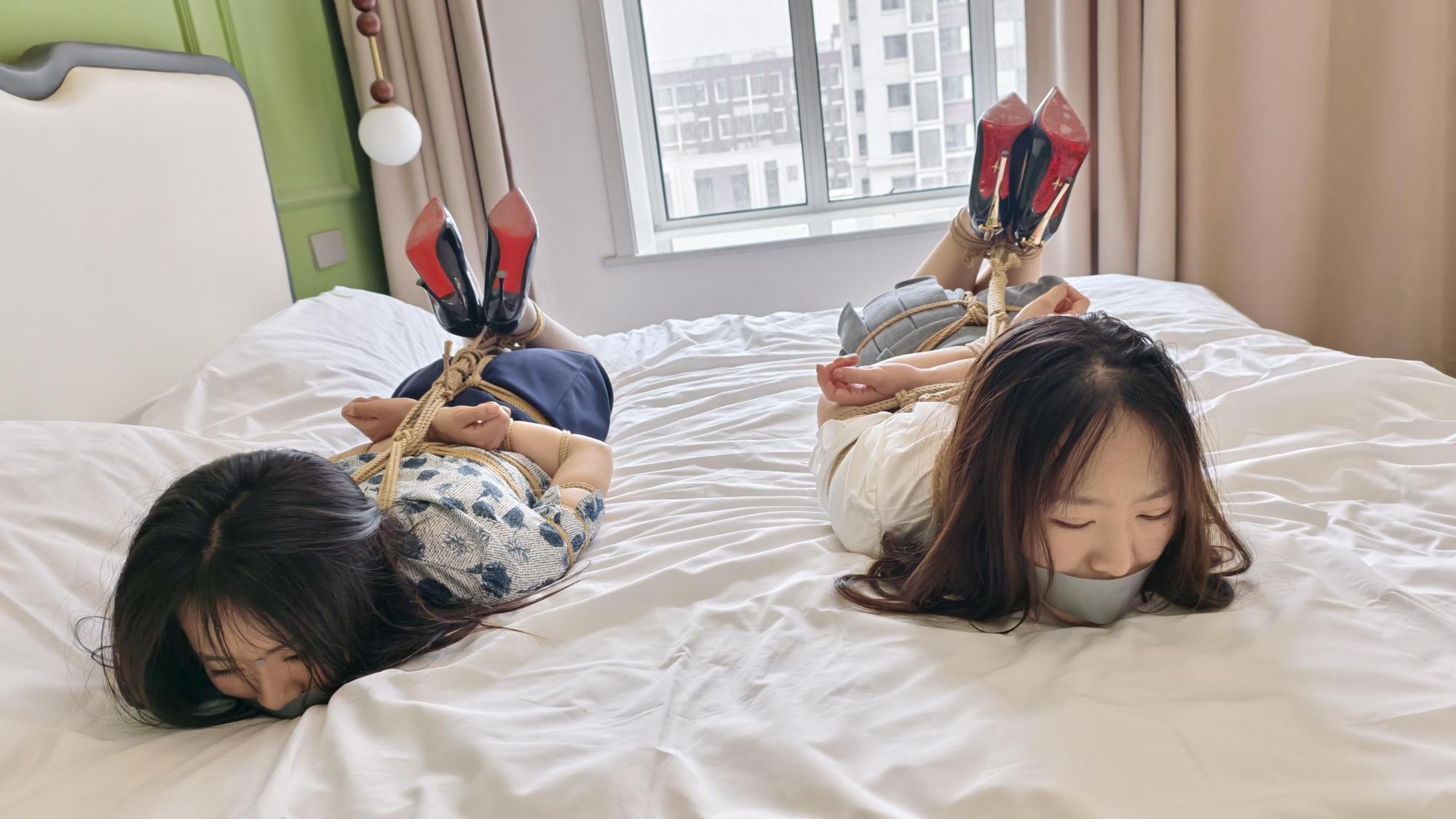 【鑫鑫工作室】闺蜜的出卖 琪琪和林嘉是很好的闺蜜，两人吃完饭逛完街，琪琪说搞到了很好玩的东西，邀请她去家里，林嘉爽快的答应了，还约了若琪，准备把她的两个好闺蜜 二人驷马绑起来，丝袜堵嘴，胶带缠嘴，TK