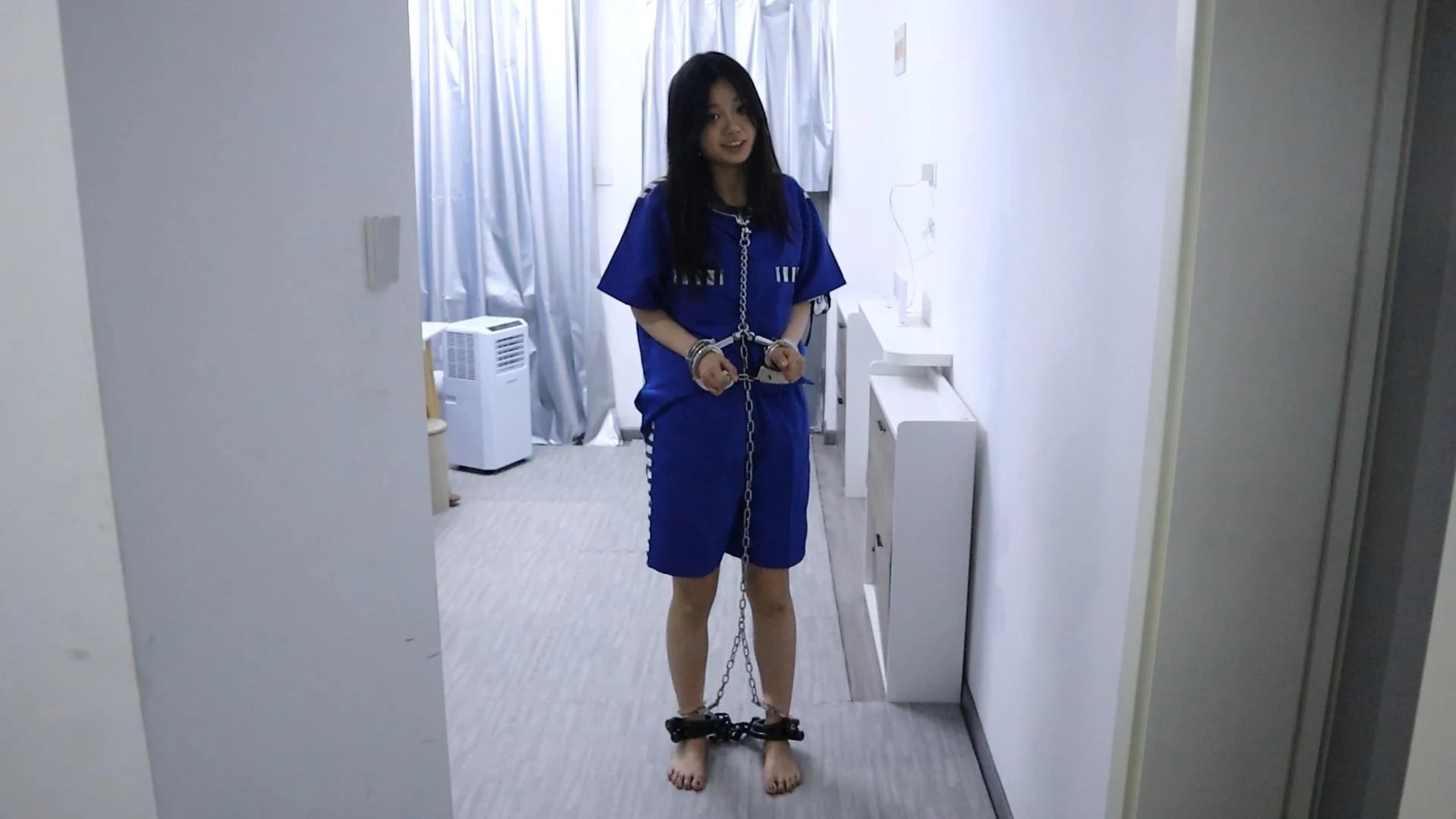 趾间艺束女枭玉瑶被捕 审讯 电刑折磨 审判 处决 手铐脚铐脚趾铐 电击惩罚超
