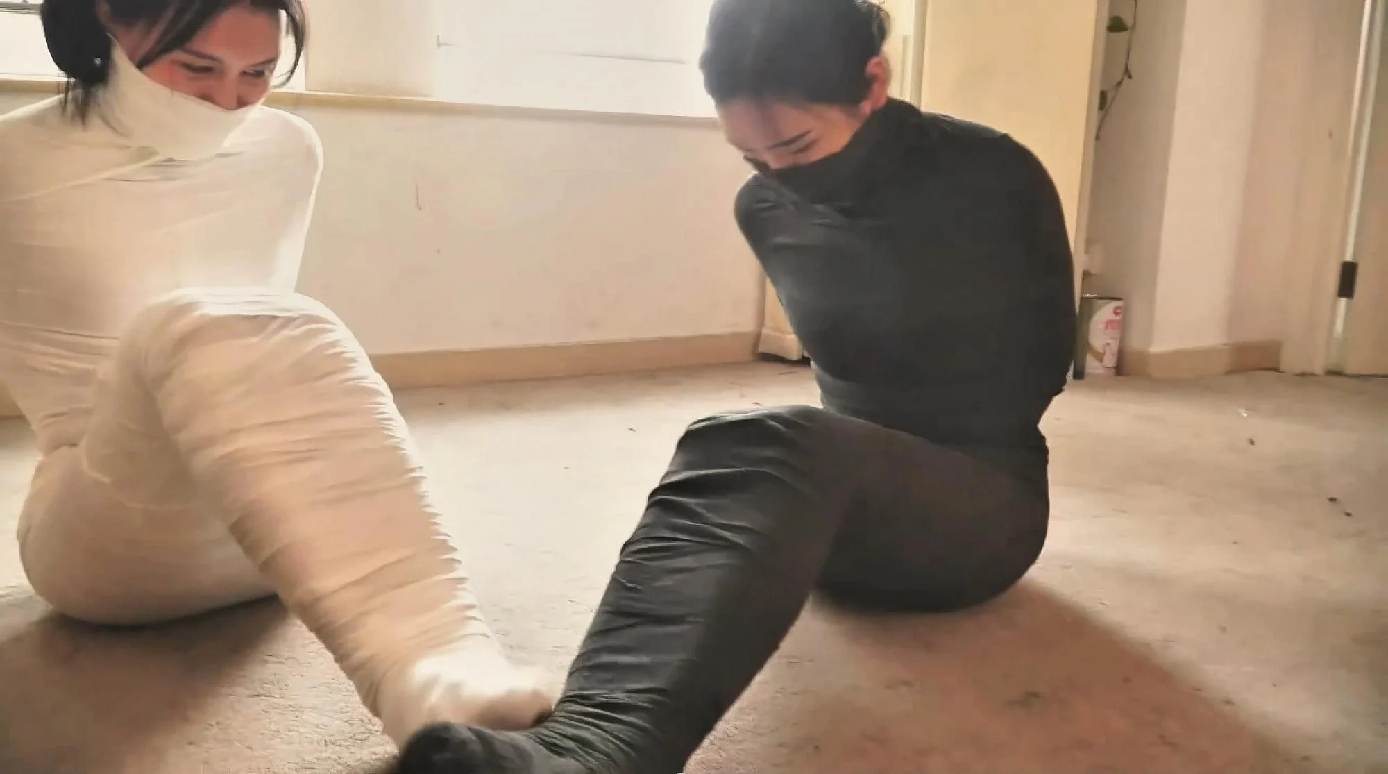 《黑白木乃伊姐妹 上》 超经典的逍遥老片 双御姐被全包成木乃伊 逐渐被包裹 