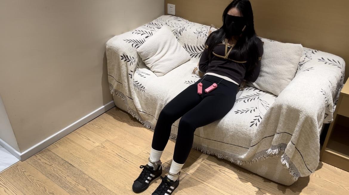 【执念】贝壳头瑜伽裤白袜，健身少女床上当狗，镣铐铐住双脚，紧紧贴合皮肤，套上白袜