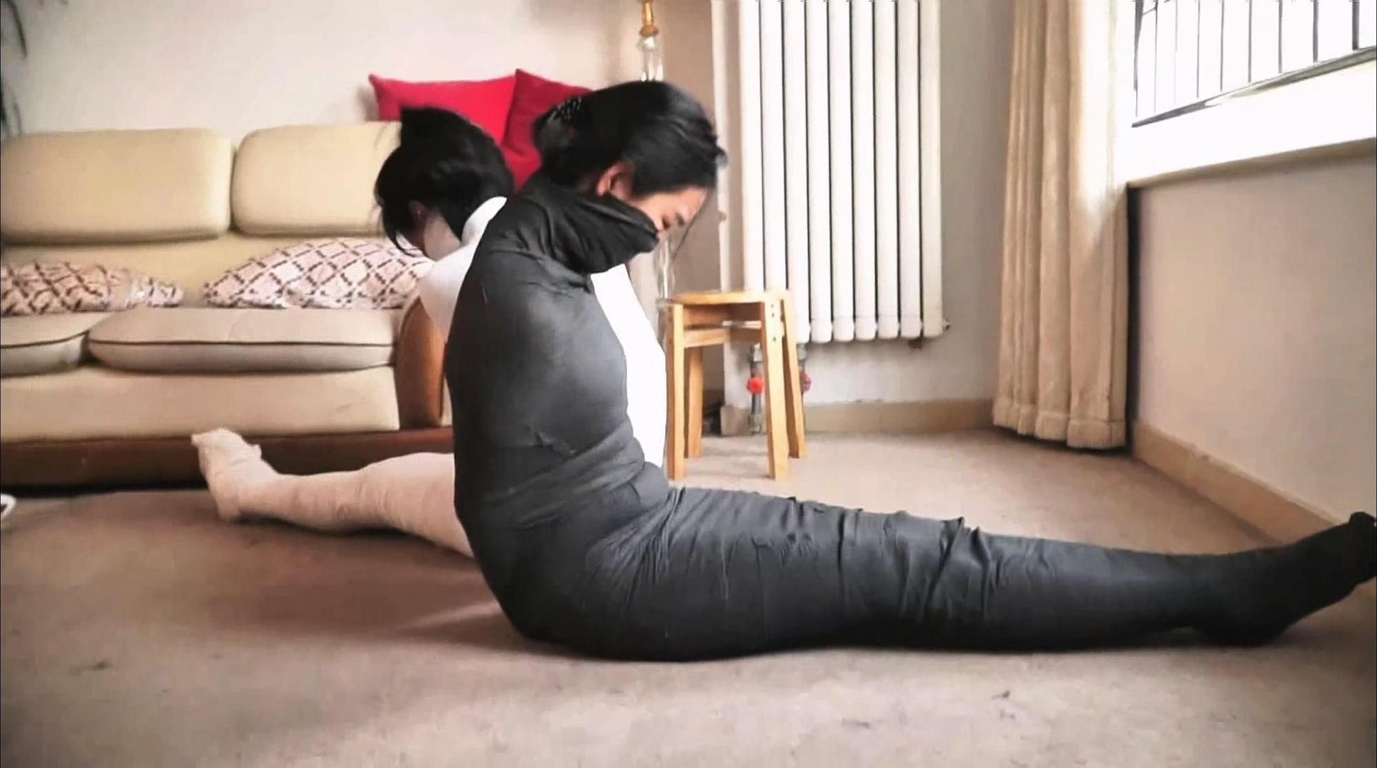 《黑白木乃伊姐妹 上》 超经典的逍遥老片 双御姐被全包成木乃伊 逐渐被包裹 
