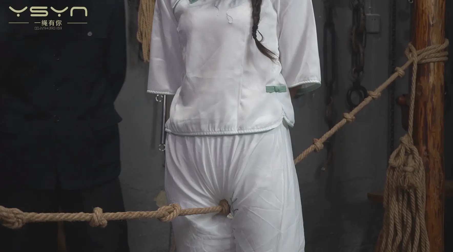 血色断头台之【嫣儿传奇】绑在X架烙铁老虎凳刷子铁钉铁钳板子鞭子重脚镣走绳上断头台