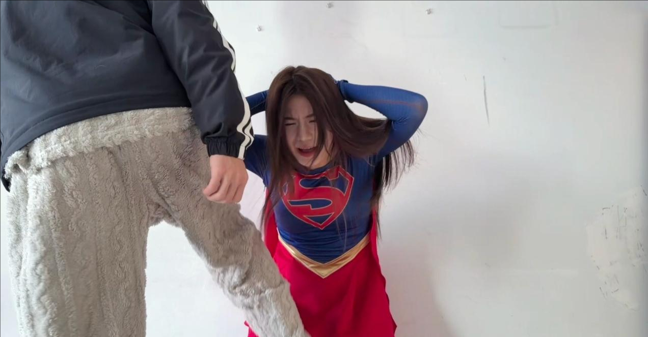 【女魔头受虐时刻】踢裆 失禁 女超人叫声绝了