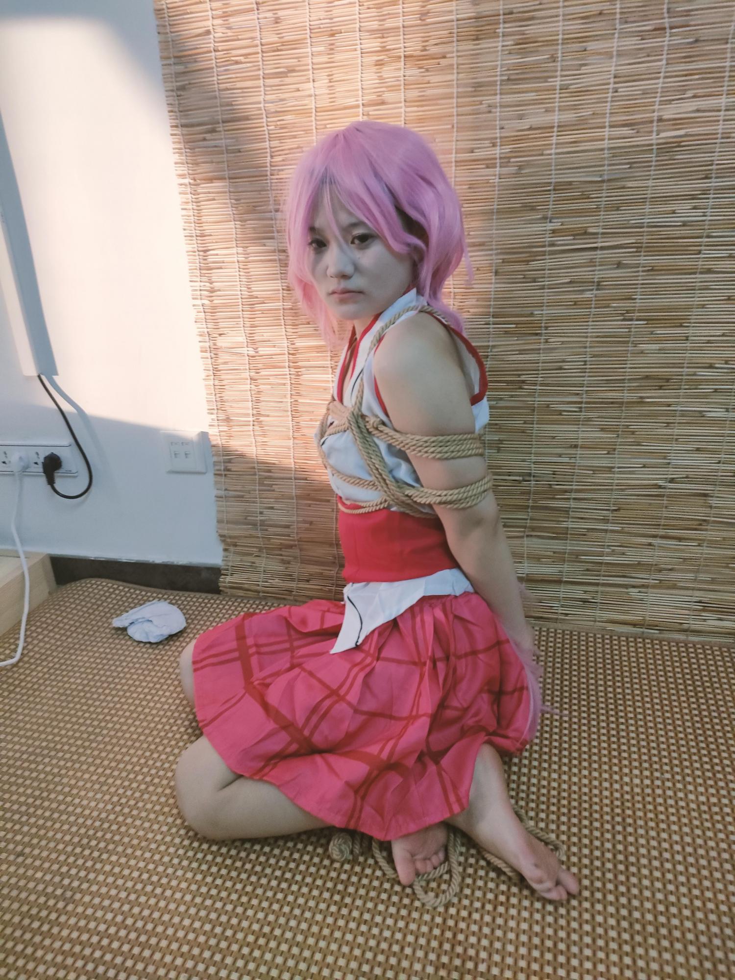 原神八重COS服+超紧紧缚+跪缚+丝袜蒙眼+白丝堵嘴+黑丝诱惑