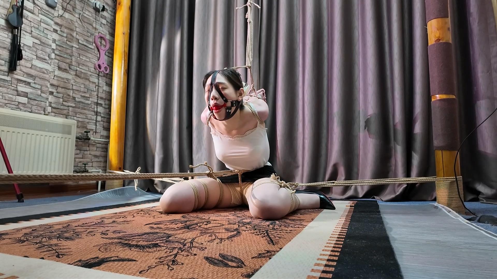 一绳所爱工作室定拍：卢曼莹直臂紧缚痛苦折磨 鞭打TK 柠檬口球口水直流