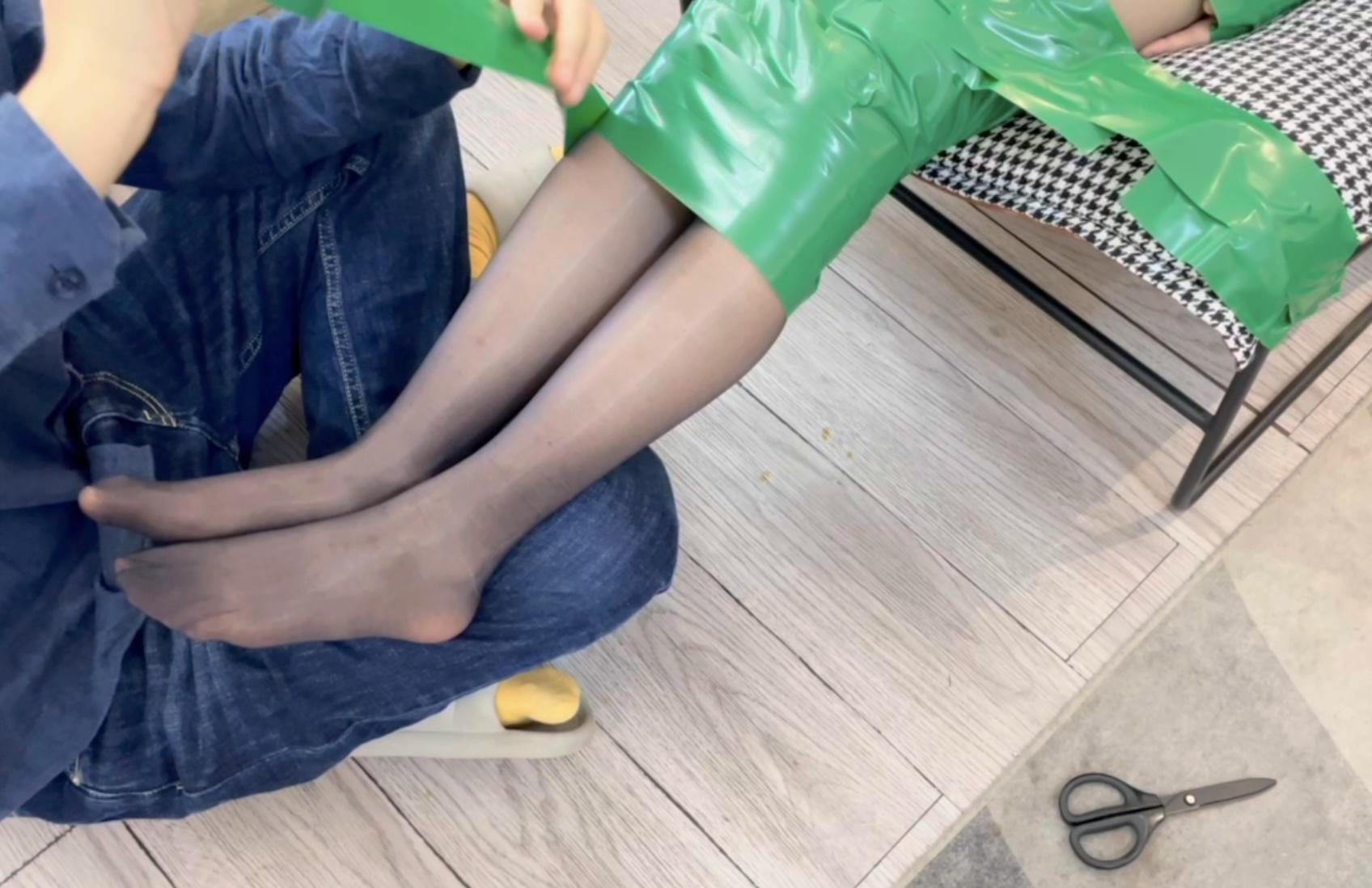 椅子上的绿色胶带全包