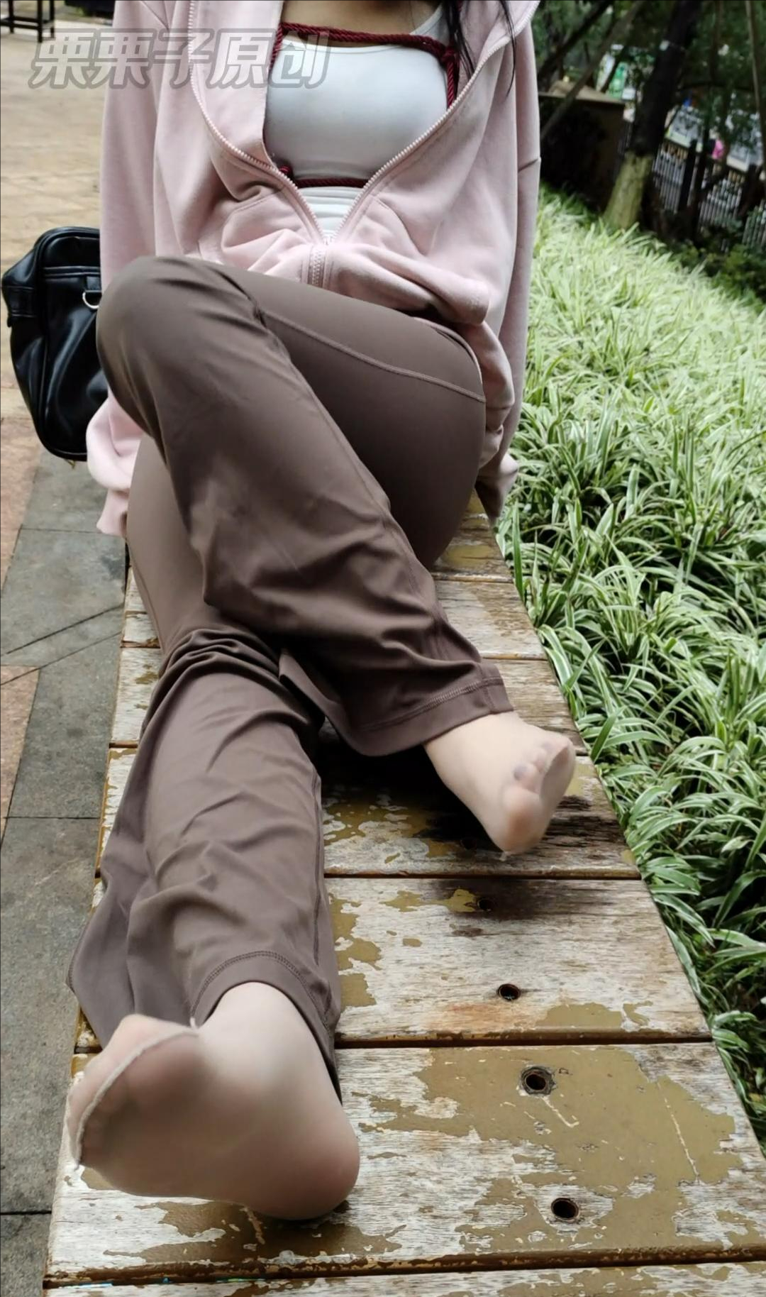 【栗栗子原创】《搔首弄姿的女网红 》 户外、商场、公园、商业街、公园失禁、裤里丝、瑜伽裤、胸缚