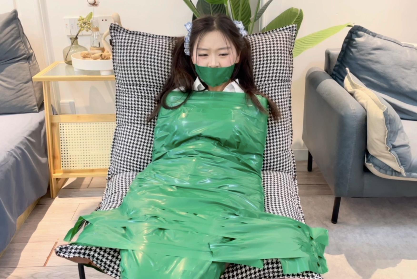 椅子上的绿色胶带全包