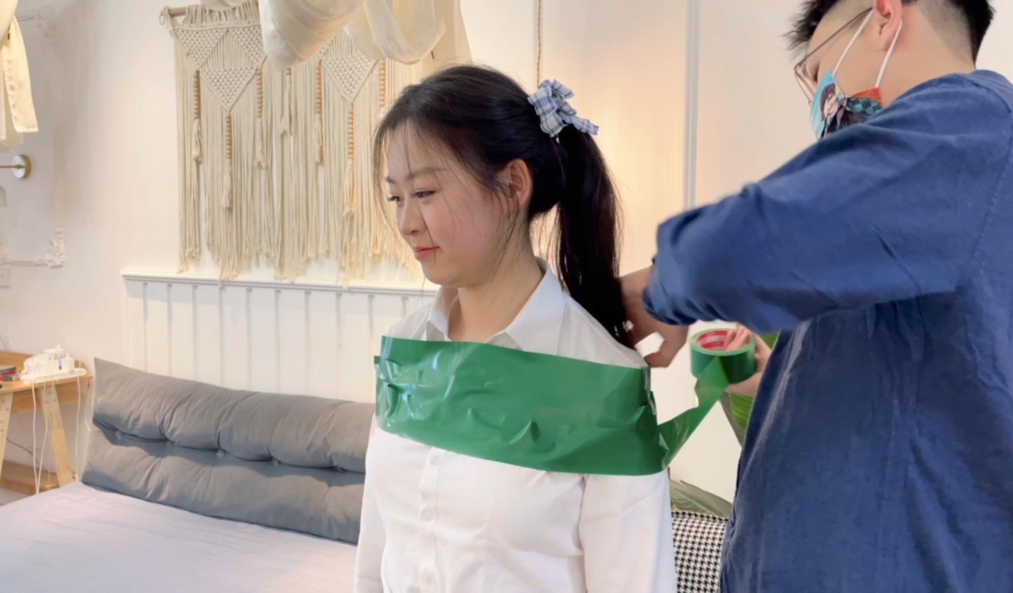 椅子上的绿色胶带全包