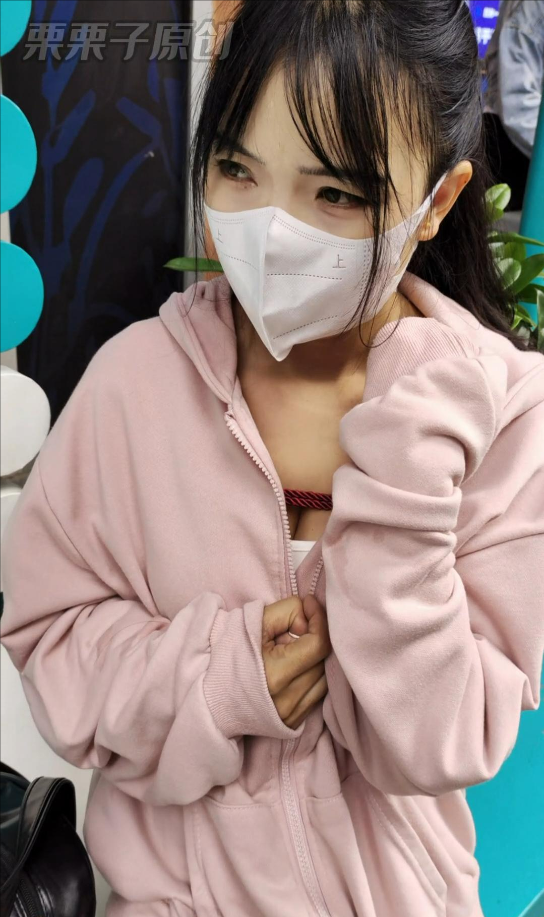 【栗栗子原创】《搔首弄姿的女网红 》 户外、商场、公园、商业街、公园失禁、裤里丝、瑜伽裤、胸缚