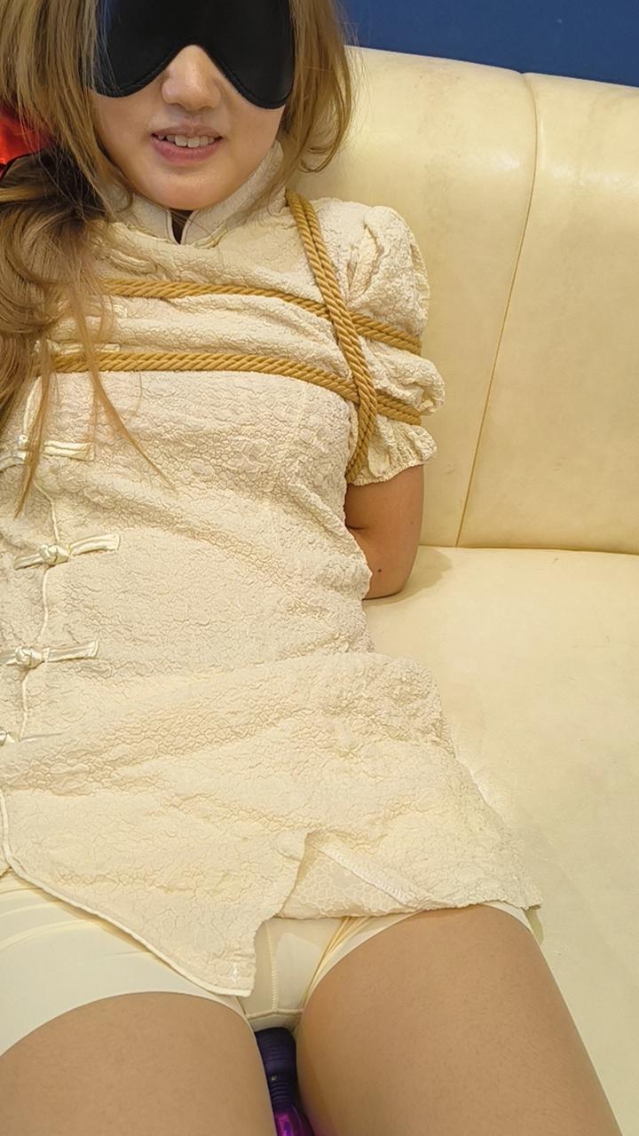 【番茄原创】新人小芸，金发甜妹女大学生，肉色丝袜，tk,tj,第一次很害羞，嘟嘴