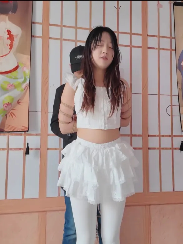 萌新女孩悦悦绳艺逃脱挑战赛