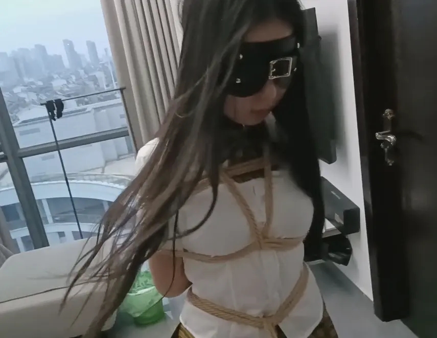 无意间发现校花小妖的秘密
