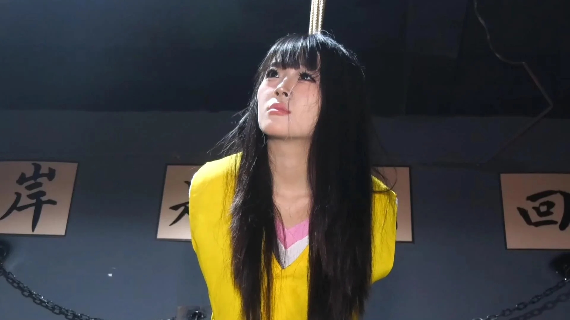 定拍转公映《尽头》上集 年轻貌美的女贩在KTV里搜出品被捕拒不交代罪行反吊