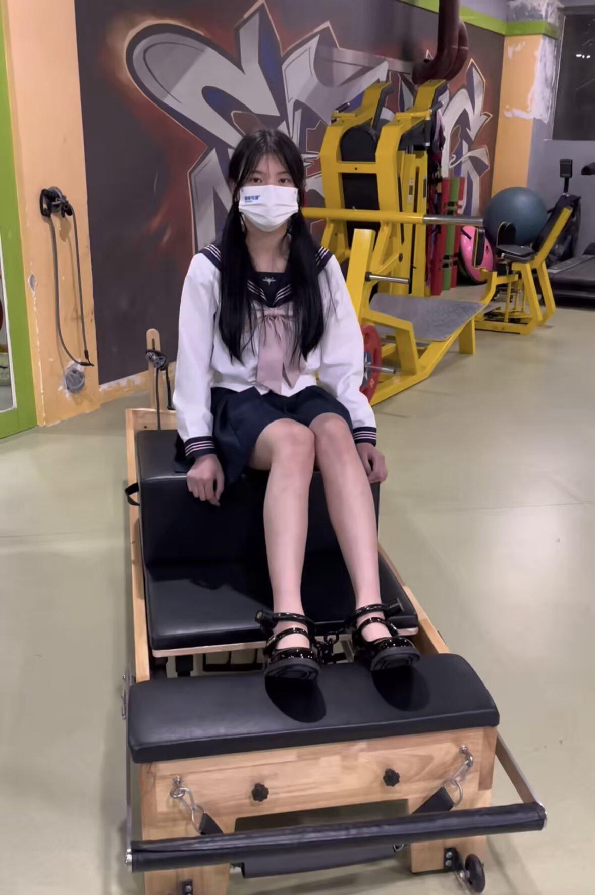 18岁女高健身房玩镣铐-包场戴着脚镣玩各种项目