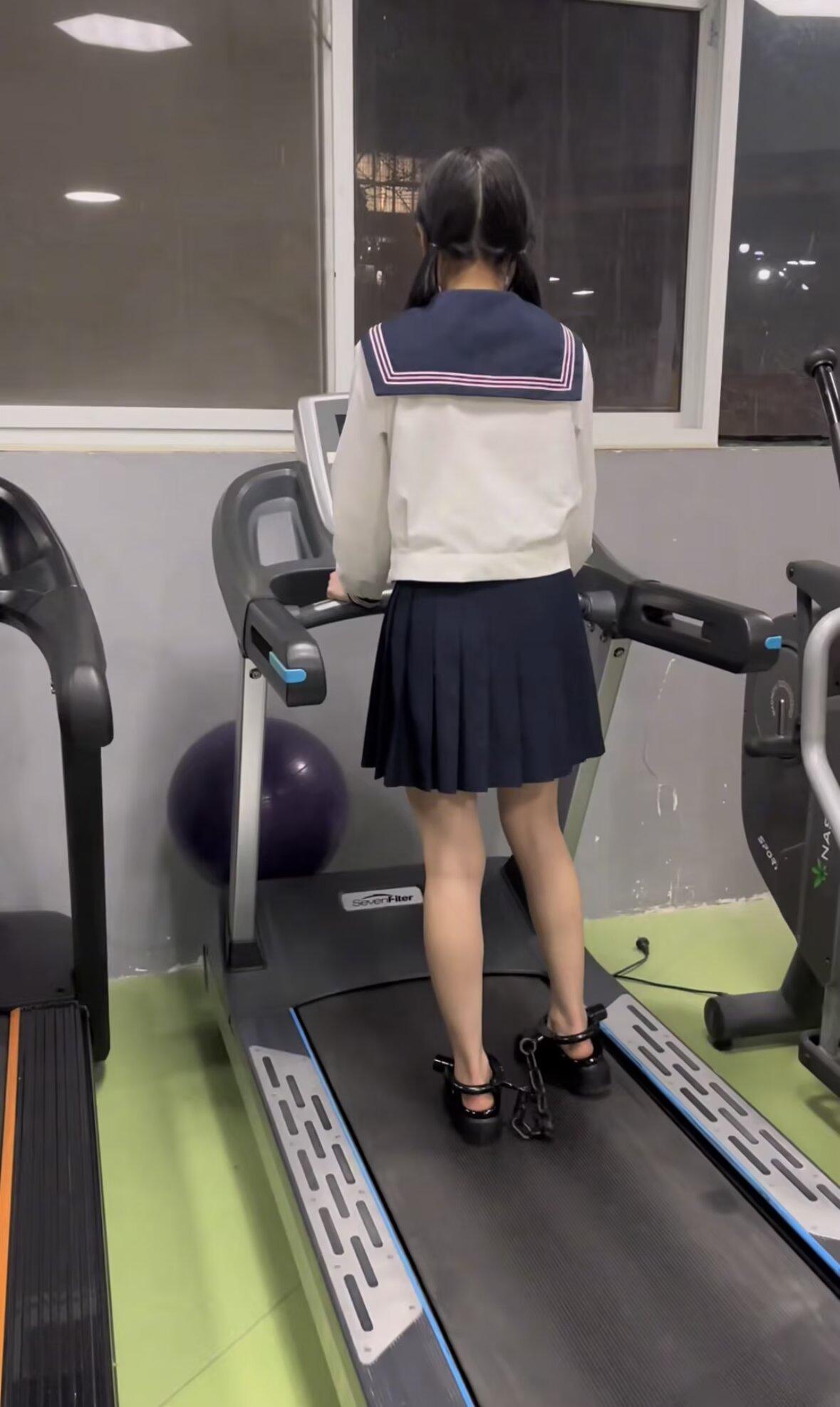 18岁女高健身房玩镣铐-包场戴着脚镣玩各种项目 18岁女高健身房玩镣铐-包场戴着脚镣玩各种项目