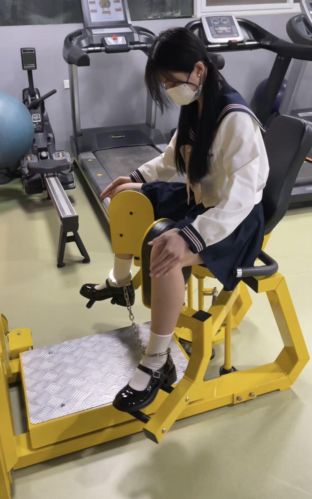 18岁女高健身房玩镣铐-包场戴着脚镣玩各种项目