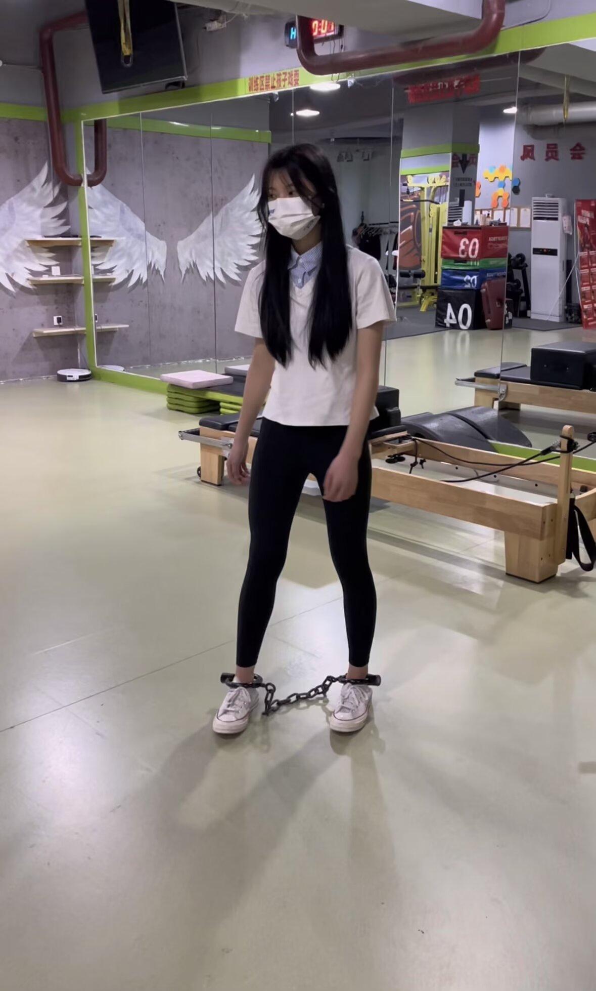 18岁女高健身房玩镣铐-包场戴着脚镣玩各种项目
