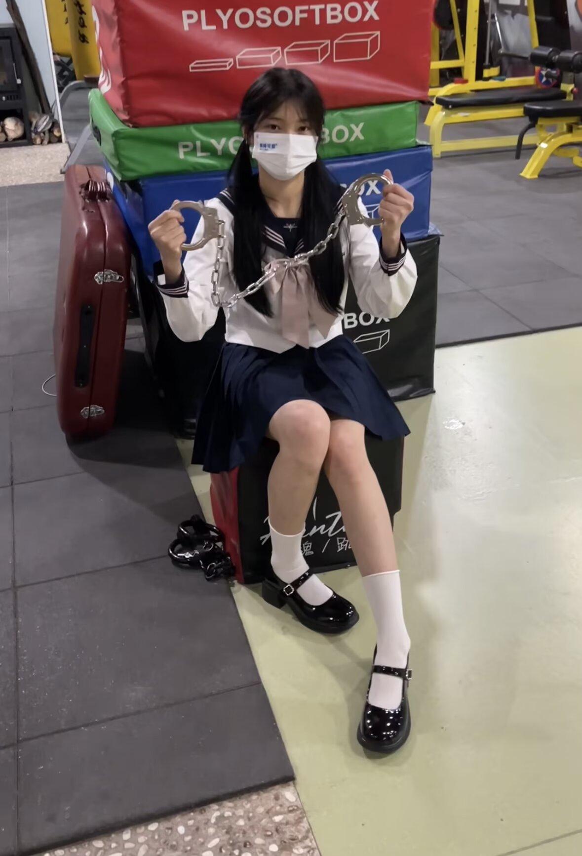 18岁女高健身房玩镣铐-包场戴着脚镣玩各种项目