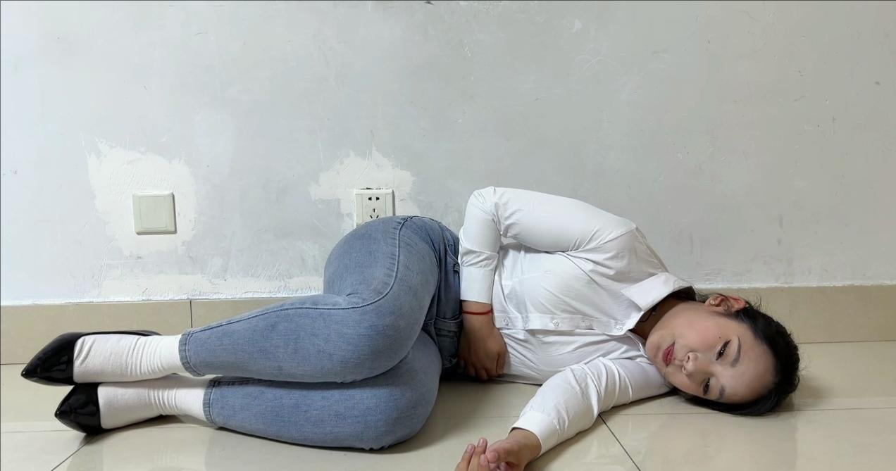 白袜女超人战斗篇 白袜女超人被男人摁在地上摩擦 使用电光眼激光打败男人