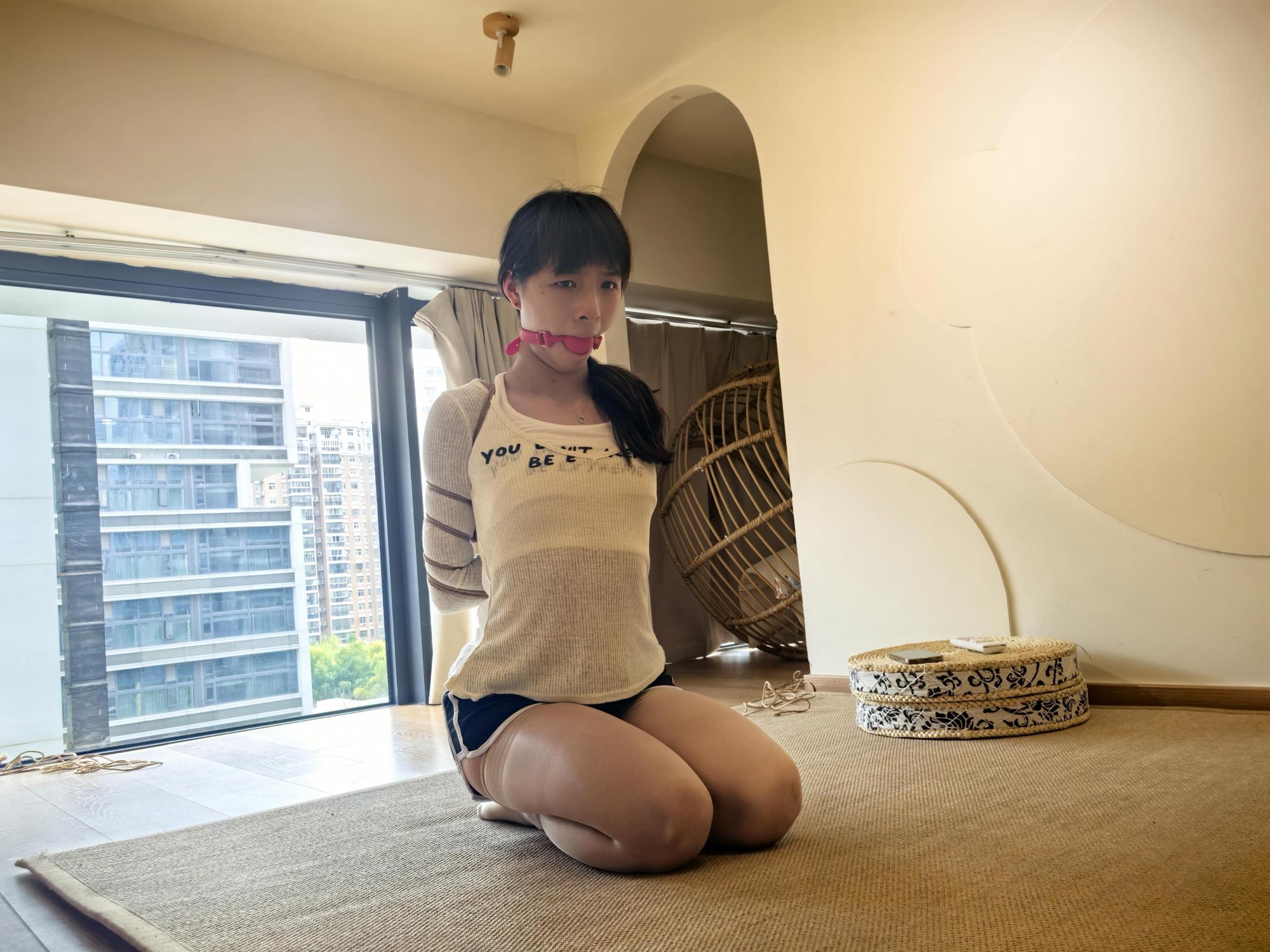 绳艺日常：小娜的逃脱实验，胶带直臂+五花跪缚+日式驷马