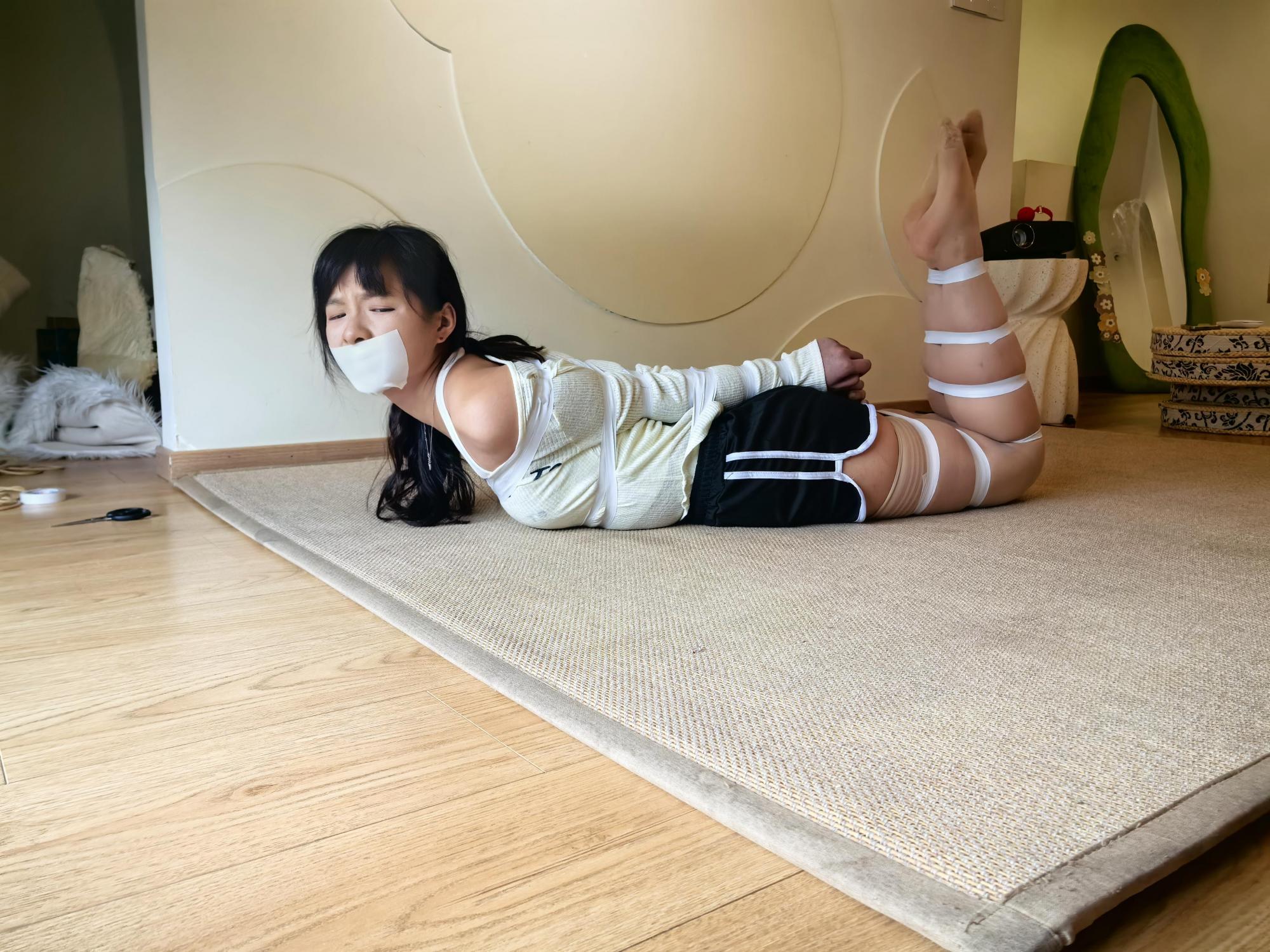 绳艺日常：小娜的逃脱实验，胶带直臂+五花跪缚+日式驷马