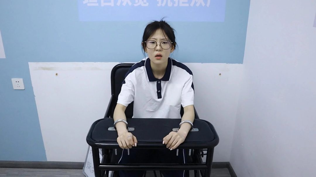 小太妹小鹿 被捕 审讯   挠脚挠全身TK 手铐脚铐