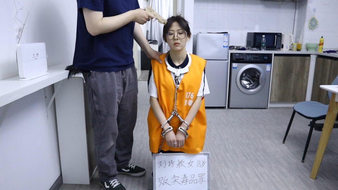  小太妹小鹿 被捕 审讯   挠脚挠全身TK 手铐脚铐