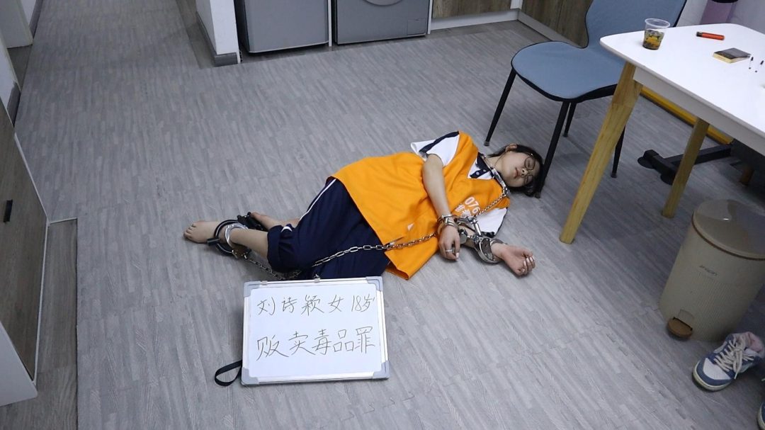 小太妹小鹿 被捕 审讯 挠脚挠全身TK 手铐脚铐 小太妹小鹿 被捕 审讯 挠脚挠全身TK 手铐脚铐