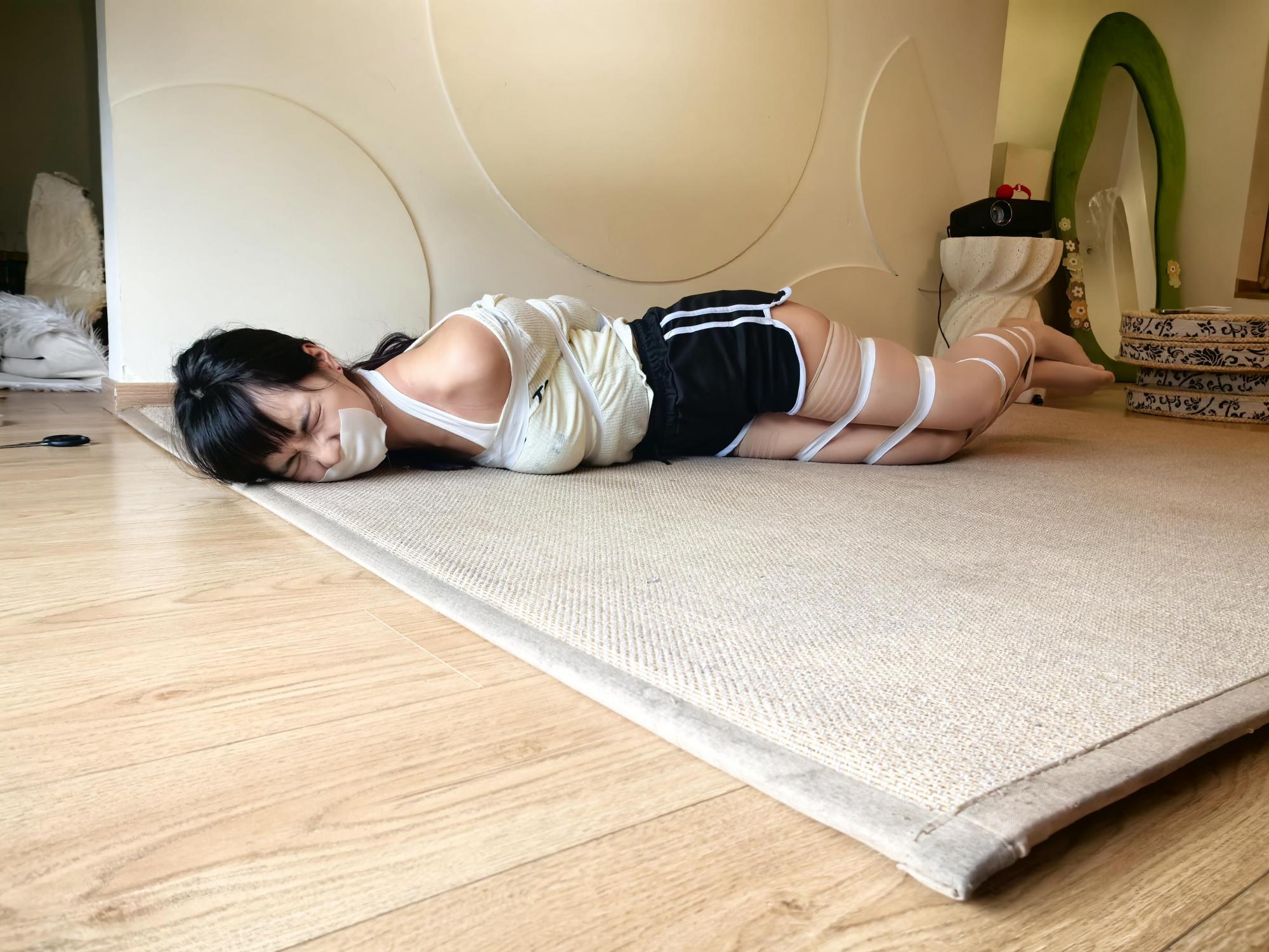 绳艺日常：小娜的逃脱实验，胶带直臂+五花跪缚+日式驷马