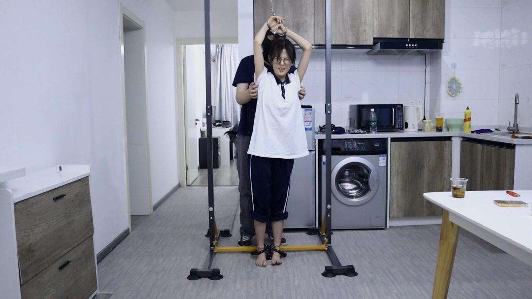  小太妹小鹿 被捕 审讯   挠脚挠全身TK 手铐脚铐