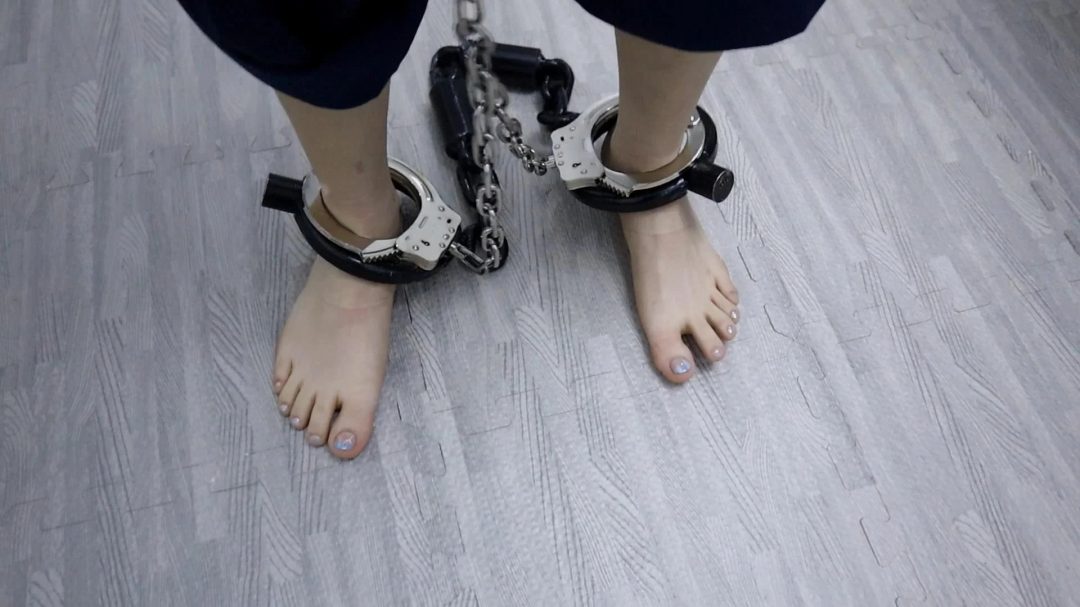  小太妹小鹿 被捕 审讯   挠脚挠全身TK 手铐脚铐