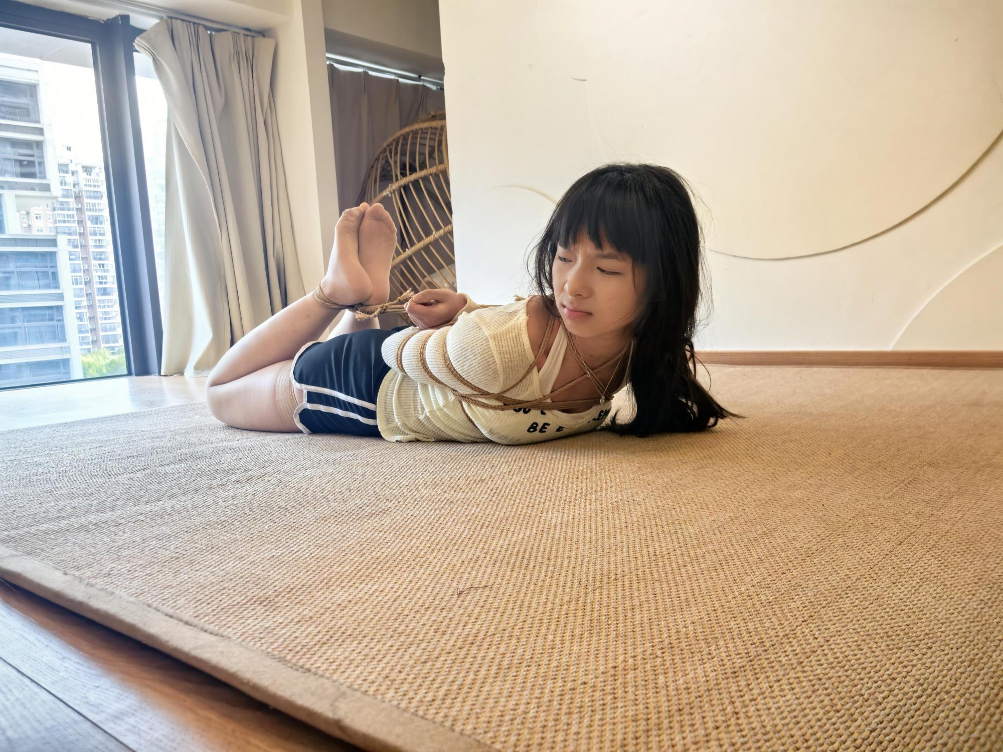 绳艺日常：小娜的逃脱实验，胶带直臂+五花跪缚+日式驷马