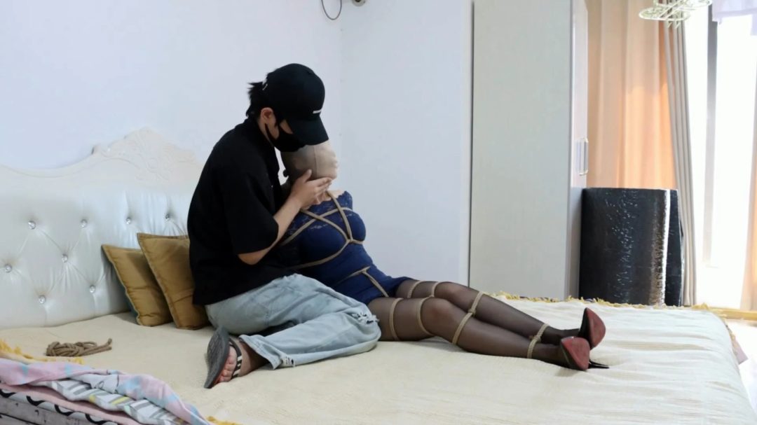 得意客订制—《致命采访》上，女探员接受采访讲述抓捕犯人遇险经过
