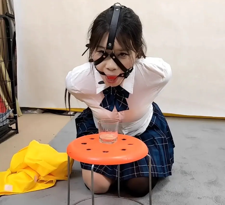 杨蕊 女犯的口水地狱惩罚 戴一种口球塞一片柠檬 口水如瀑布停不下来 舌头麻木没知觉