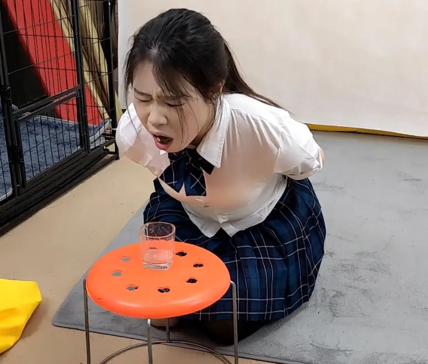 杨蕊 女犯的口水地狱惩罚 戴一种口球塞一片柠檬 口水如瀑布停不下来 舌头麻木没知觉