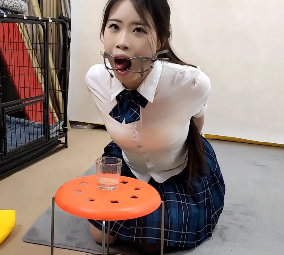 杨蕊 女犯的口水地狱惩罚 戴一种口球塞一片柠檬 口水如瀑布停不下来 舌头麻木没知觉