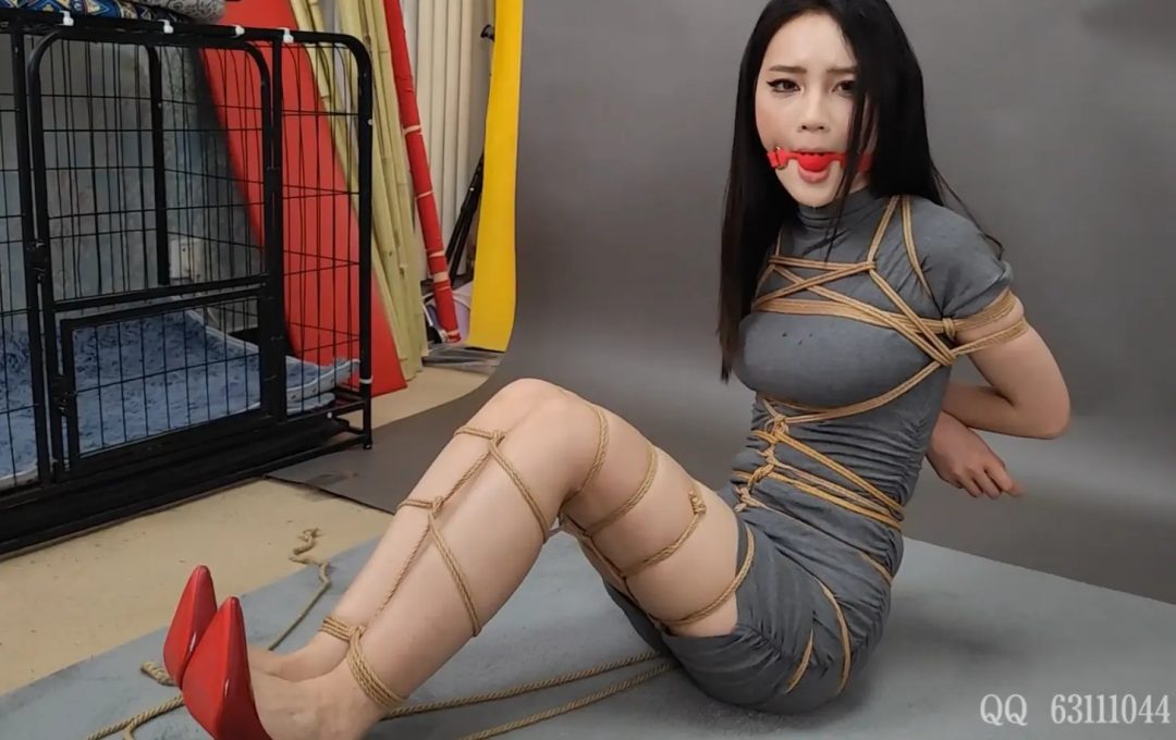 随心原创 新模王雨萌试镜 笔直的大长腿 强行戴上口球流口水
